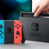 Console Nintendo Switch noire avec manettes Joy-Con droite rouge néon et Joy-Con gauche bleue néon